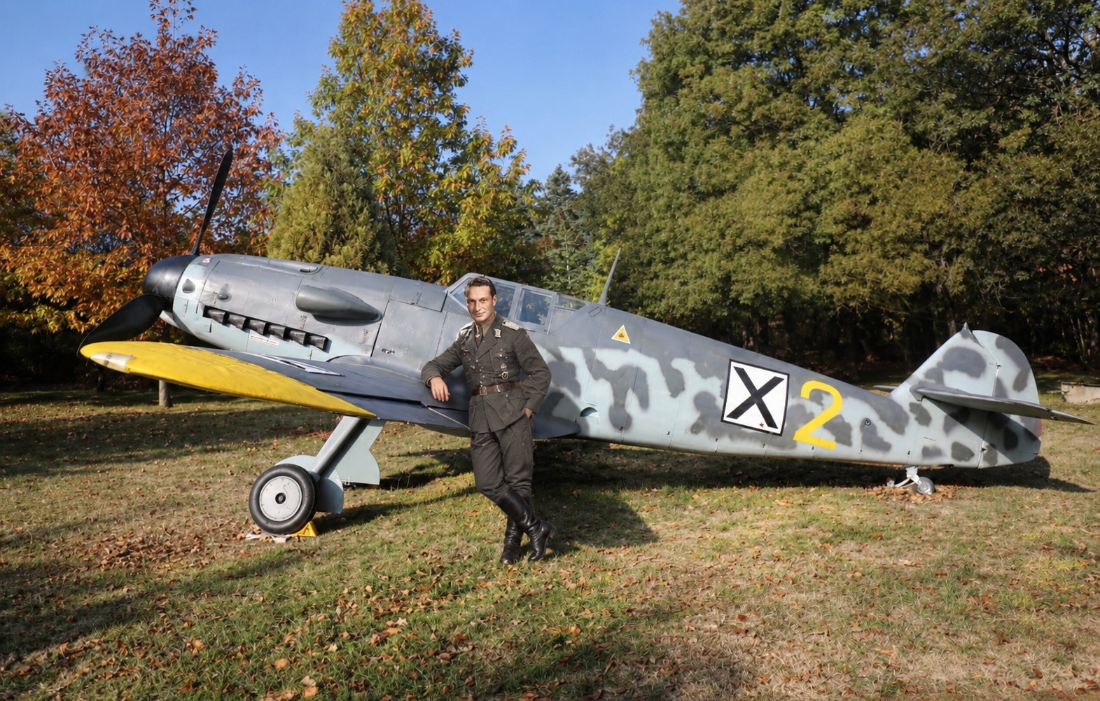 Кап. Списаревски до макета на Me-109 (Генерирано с ИИ)